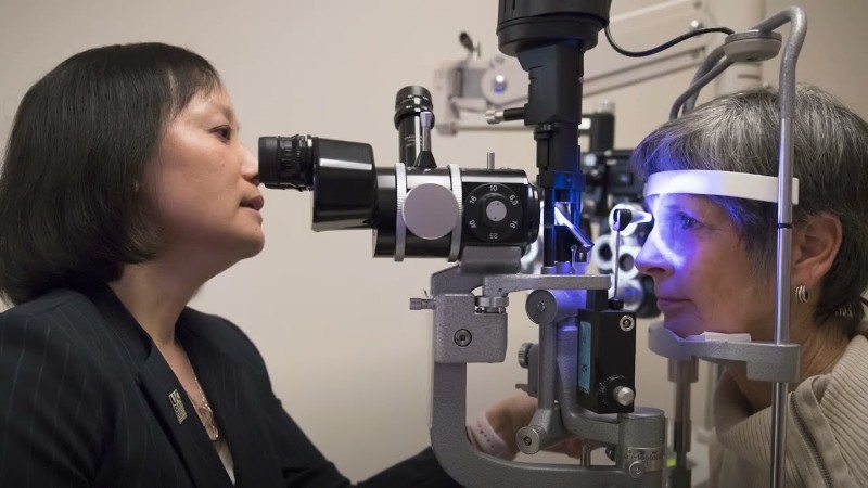 Macular Degeneration Explained - Diagnosis, Symptoms and Treatment of Dry and Wet AMD, Video Screenshot - Youtube